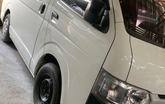 Selling White Toyota Hiace 2018 in Quezon City-2