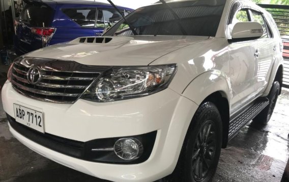 White Toyota Fortuner 2013 for sale in Quezon City-1