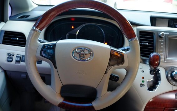 2014 Toyota Sienna for sale in Makati-6