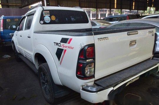 White Toyota Hilux 2015 Manual Diesel for sale -5