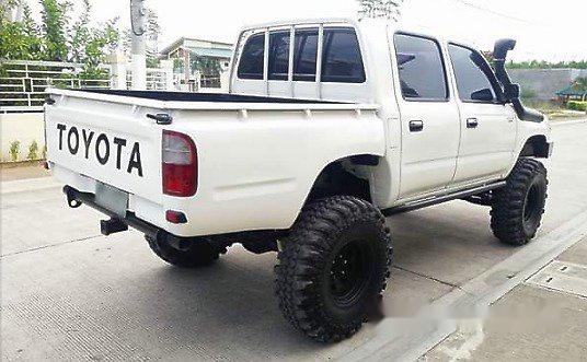 Selling White Toyota Hilux 2000 at 159000 km -2