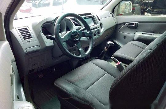 White Toyota Hilux 2005 for sale in Quezon City-4