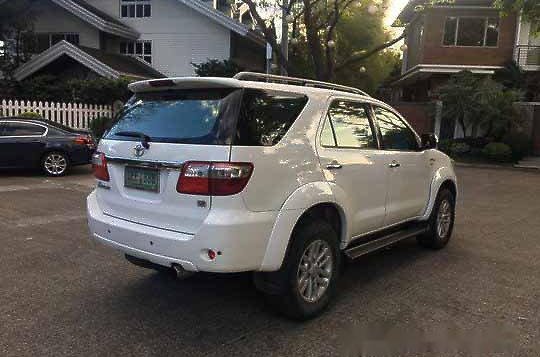 White Toyota Fortuner 2010 Automatic Diesel for sale-3