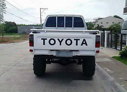 Selling White Toyota Hilux 2000 at 159000 km -4