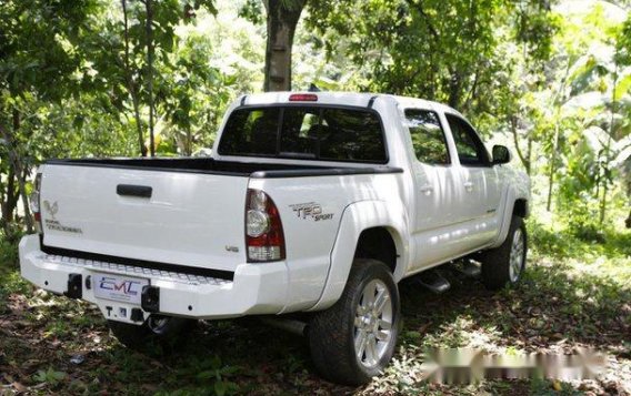 White Toyota Tacoma 2013 for sale in Quezon City -6