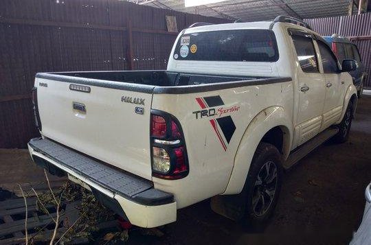 White Toyota Hilux 2015 Manual Diesel for sale -4