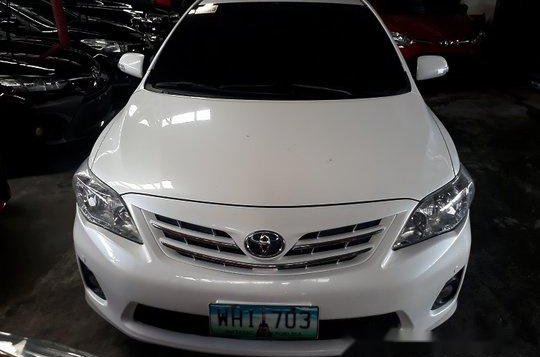 Sell White 2013 Toyota Corolla Altis Automatic Gasoline at 52345 km -1