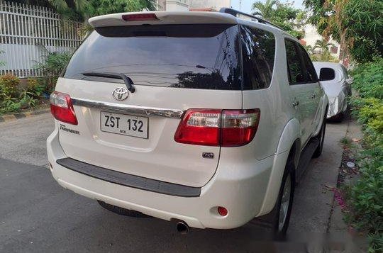 White Toyota Fortuner 2009 Automatic Gasoline for sale-2