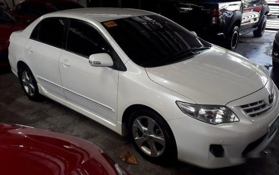 Sell White 2013 Toyota Corolla Altis Automatic Gasoline at 52345 km 