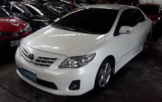 Sell White 2013 Toyota Corolla Altis Automatic Gasoline at 52345 km -2