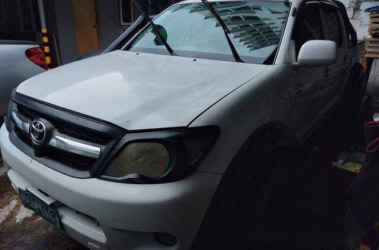 White Toyota Hilux 2005 for sale in Quezon City-1