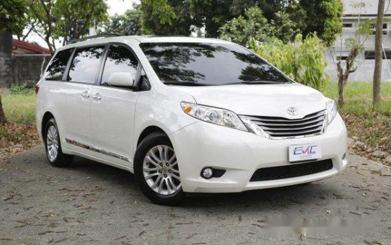 Selling White Toyota Sienna 2015 in Quezon City-6