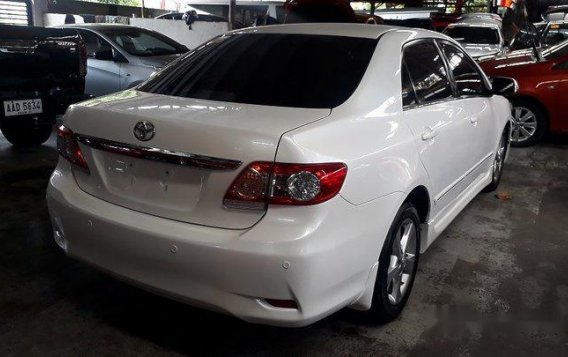 Sell White 2013 Toyota Corolla Altis Automatic Gasoline at 52345 km -3