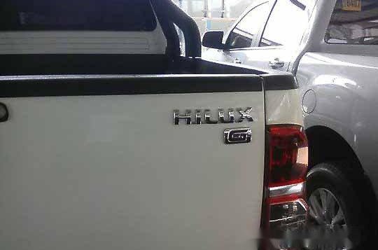 White Toyota Hilux 2015 at 35111 km for sale -4