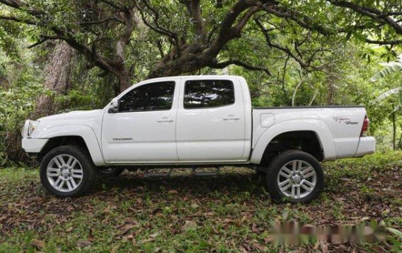 White Toyota Tacoma 2013 for sale in Quezon City -4