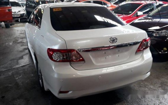 Sell White 2013 Toyota Corolla Altis Automatic Gasoline at 52345 km -4