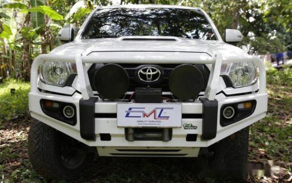 White Toyota Tacoma 2013 for sale in Quezon City -5