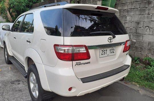 White Toyota Fortuner 2009 Automatic Gasoline for sale-3