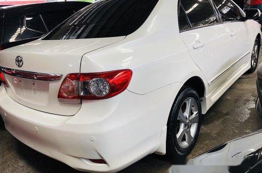 Sell White 2013 Toyota Corolla Altis at 52000 km-2