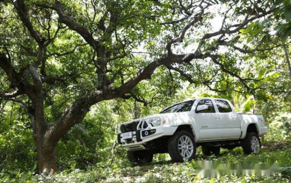 White Toyota Tacoma 2013 for sale in Quezon City -2