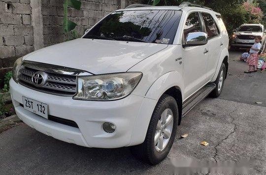 White Toyota Fortuner 2009 Automatic Gasoline for sale-1