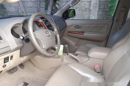 White Toyota Fortuner 2009 Automatic Gasoline for sale-5