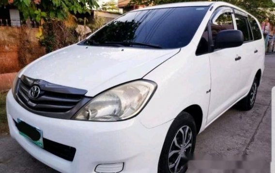 Selling White Toyota Innova 2012 Manual Diesel at 70000 km 