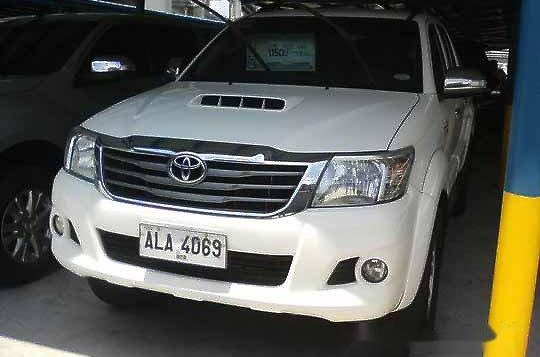 White Toyota Hilux 2015 at 35111 km for sale 