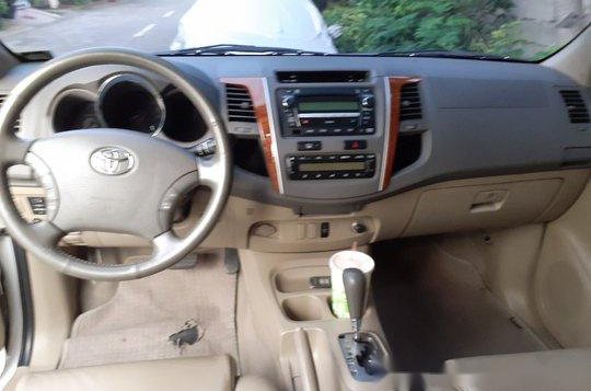 White Toyota Fortuner 2009 Automatic Gasoline for sale-6