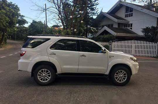 White Toyota Fortuner 2010 Automatic Diesel for sale-2