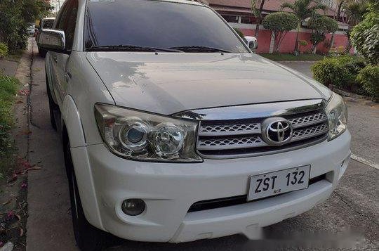 White Toyota Fortuner 2009 Automatic Gasoline for sale