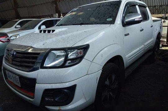 White Toyota Hilux 2015 Manual Diesel for sale -2