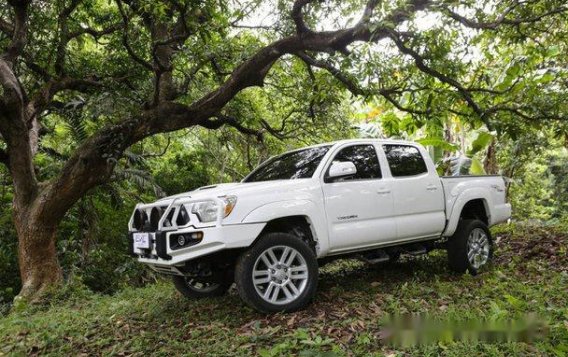 White Toyota Tacoma 2013 for sale in Quezon City -1