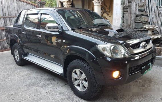 Selling Black Toyota Hilux 2010 at 85000 km 