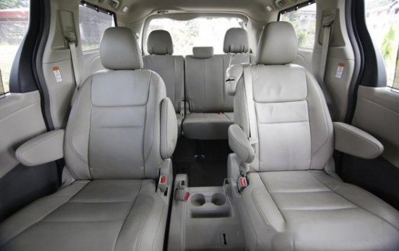 Selling White Toyota Sienna 2015 in Quezon City-2