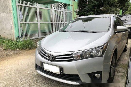Selling Silver Toyota Corolla Altis 2014 Automatic Gasoline at 31904 km -2