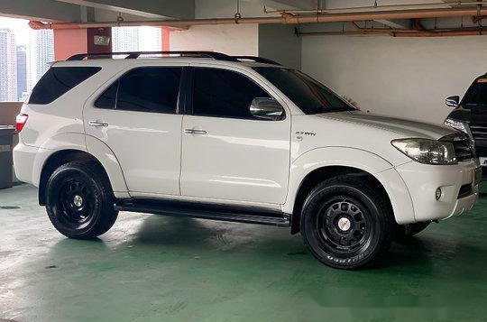 Sell White 2010 Toyota Fortuner Automatic Gasoline at 80000 km-1