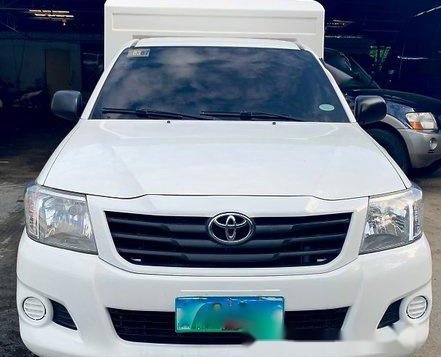 White Toyota Hilux 2012 at 70000 km for sale