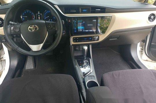 Selling White Toyota Corolla Altis 2018 Automatic Gasoline at 7000 km -9