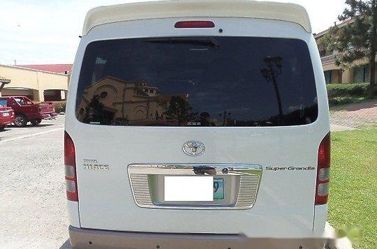 White Toyota Hiace 2011 at 42000 km for sale-1