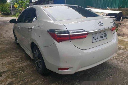 Selling White Toyota Corolla Altis 2018 Automatic Gasoline at 7000 km -5