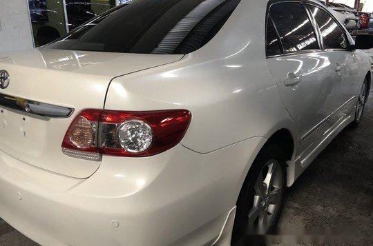 Sell White 2013 Toyota Corolla Altis Automatic Gasoline -2