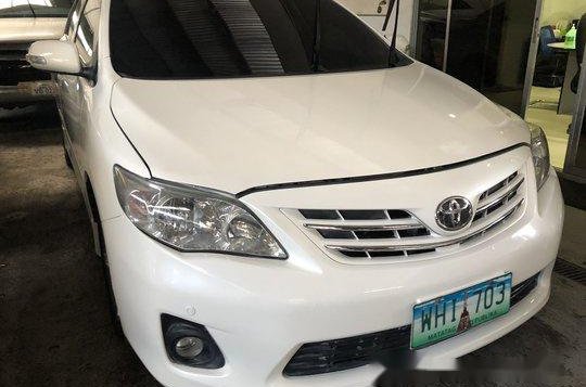 Sell White 2013 Toyota Corolla Altis Automatic Gasoline -1