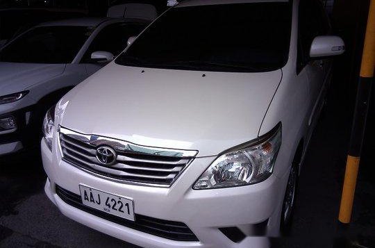 White Toyota Innova 2014 at 73000 km for sale-1