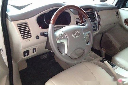 White Toyota Innova 2014 at 73000 km for sale-2