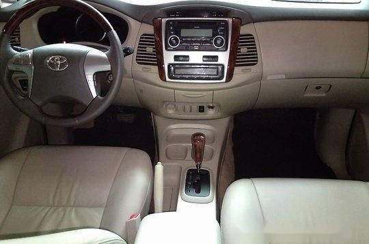 White Toyota Innova 2014 at 73000 km for sale-8