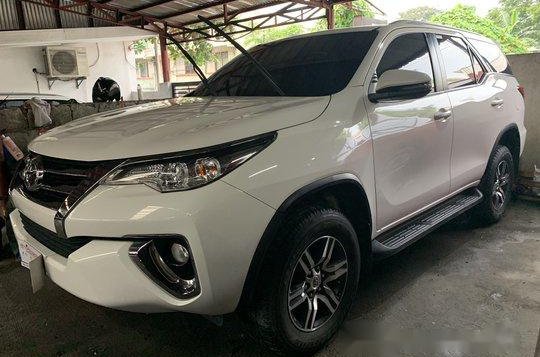 Selling White Toyota Fortuner 2018 at 11000 km -2