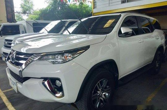 Selling White Toyota Fortuner 2018 in Quezon City -3