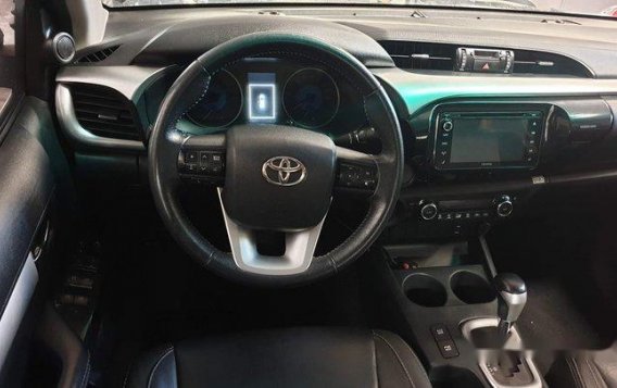 Selling Black Toyota Hilux 2016-4