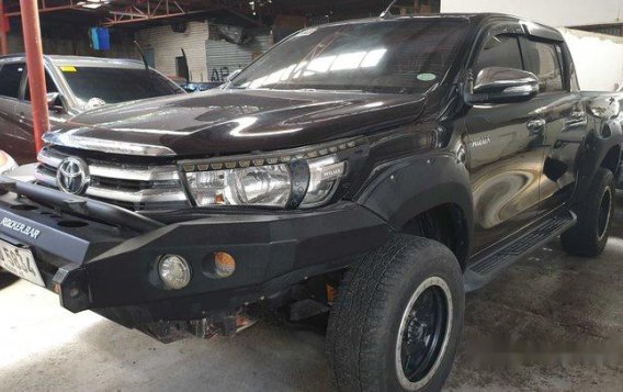 Selling Black Toyota Hilux 2016-1